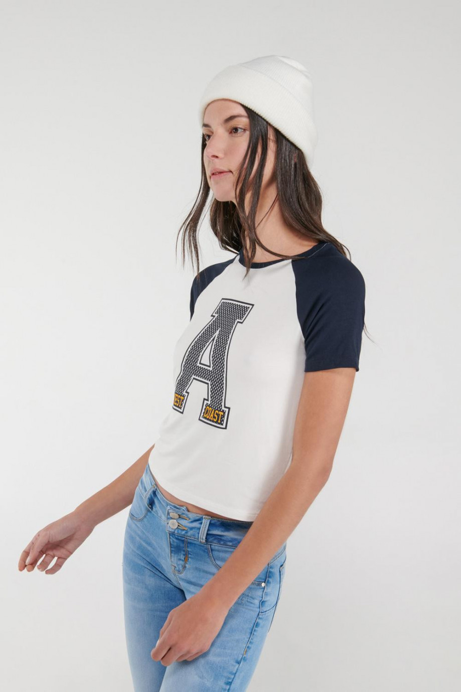 Camiseta, manga corta, con estampado en frente con mangas y cuello en contraste.