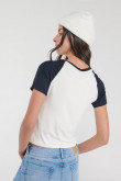 Camiseta, manga corta, con estampado en frente con mangas y cuello en contraste.