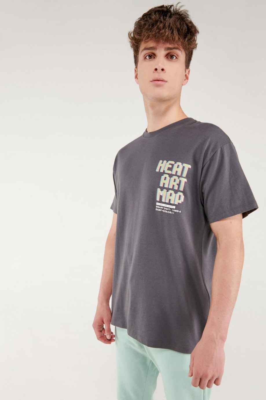 Camiseta unicolor manga corta con letras y diseños estampados