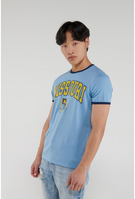 Camiseta azul clara manga corta con estampado de letras en frente