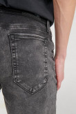 Bermuda en jean gris oscura tiro bajo con corte recto en mangas