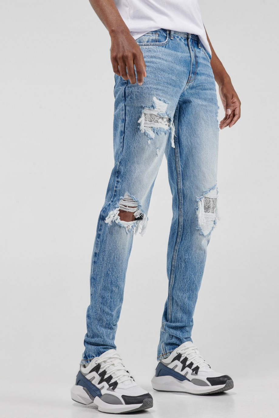 Jean azul claro skinny con diseño de rotos y parches