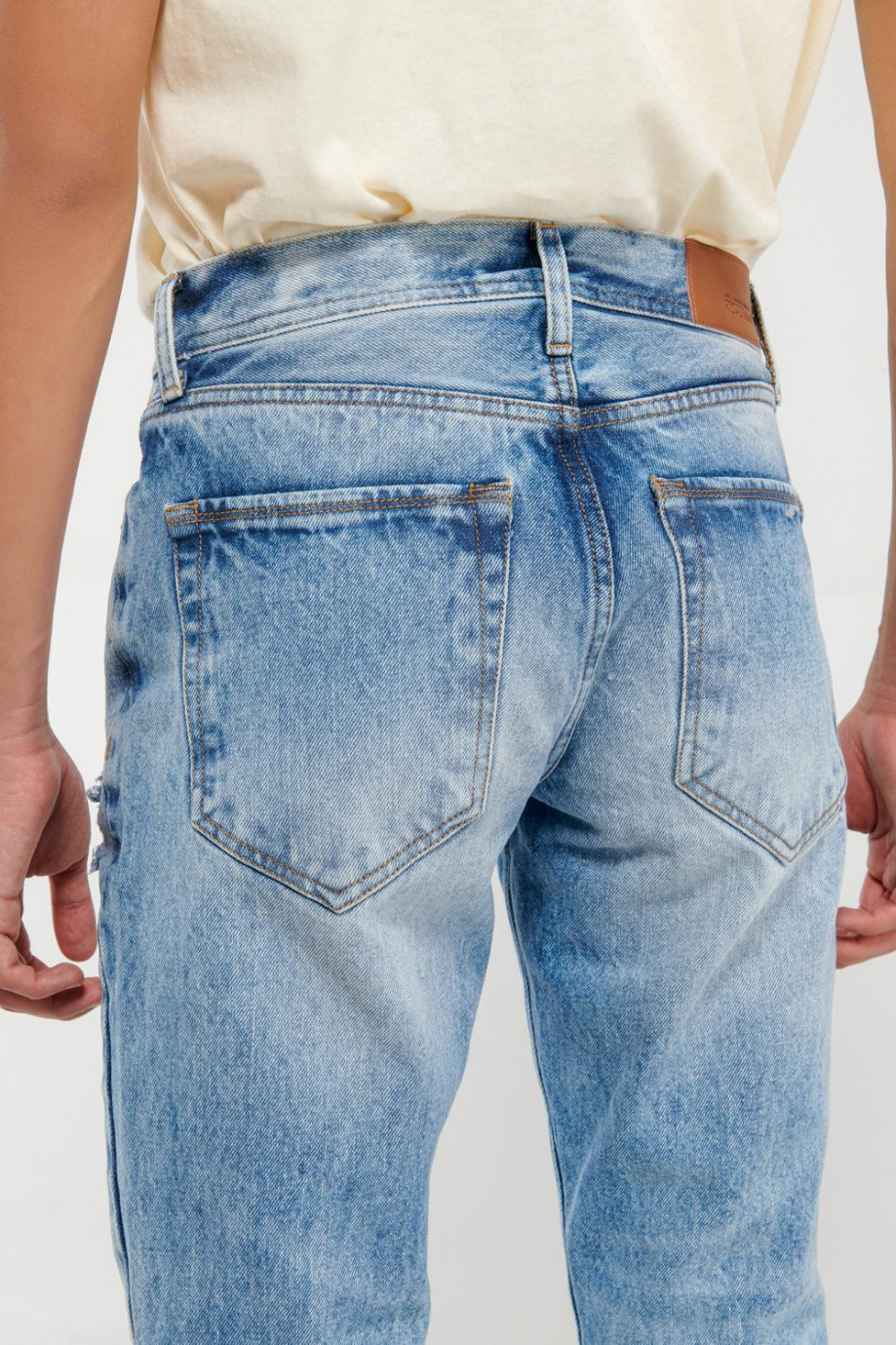 Jean azul medio tipo skinny con rotos y detalles en láser
