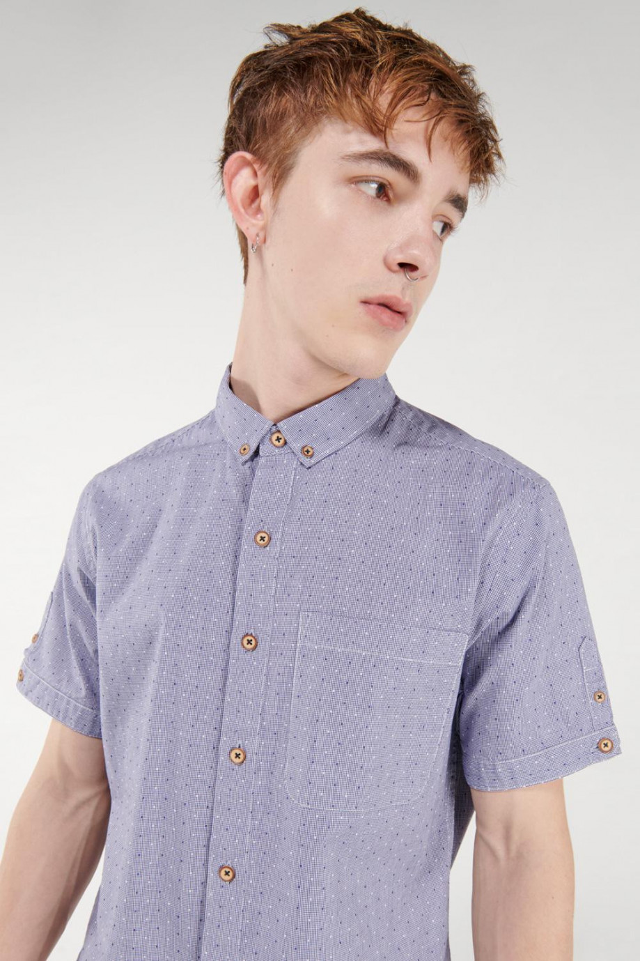 Camisa cuello button down azul clara estampada y manga corta
