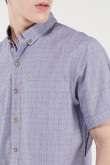 Camisa cuello button down azul clara estampada y manga corta