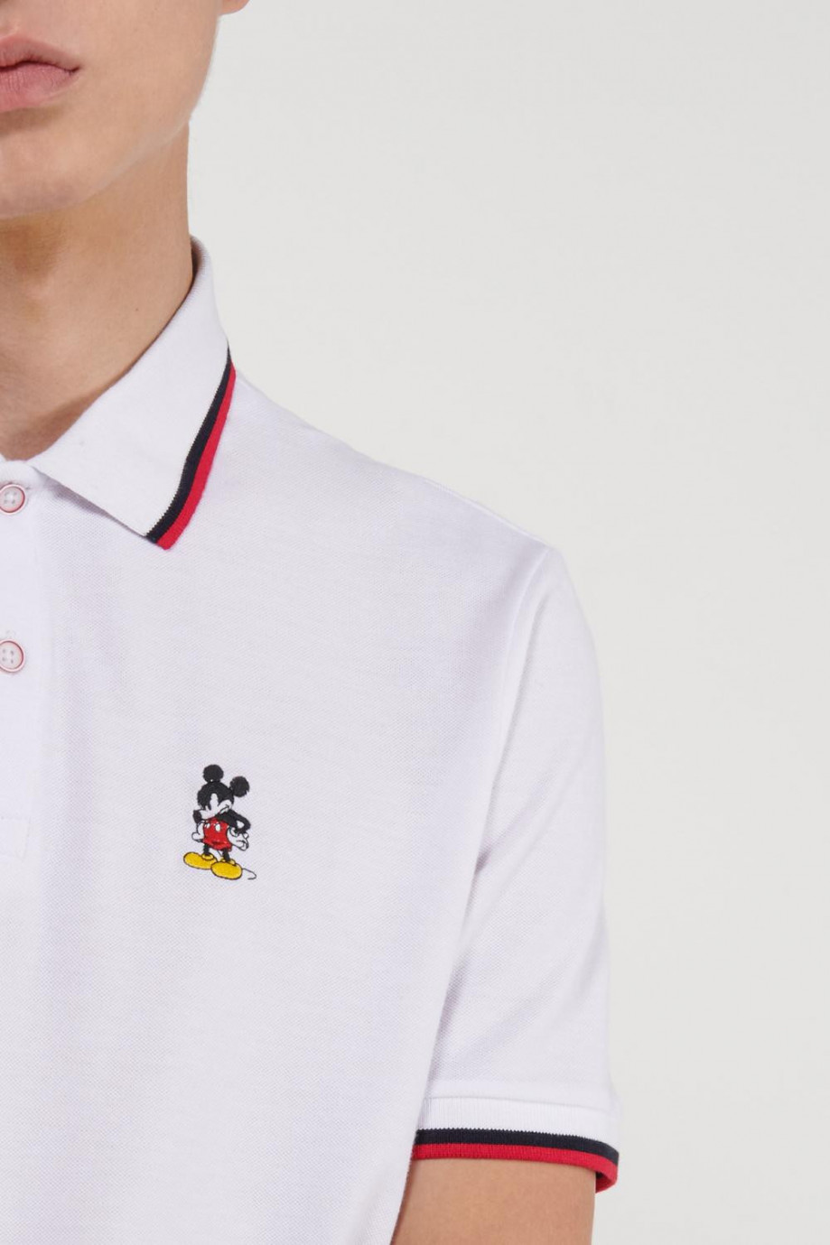 Camiseta Polo, con bordado en frente de Mickey, puños y cuello tejidos.