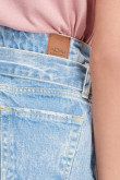 Falda azul clara en jean tiro alto con cinturón en tela