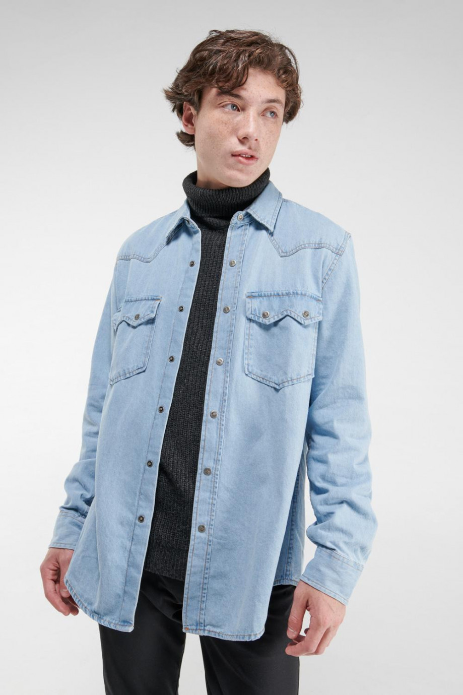 Camisa en jean azul clara con doble bolsillo en frente