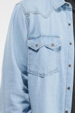 Camisa en jean azul clara con doble bolsillo en frente