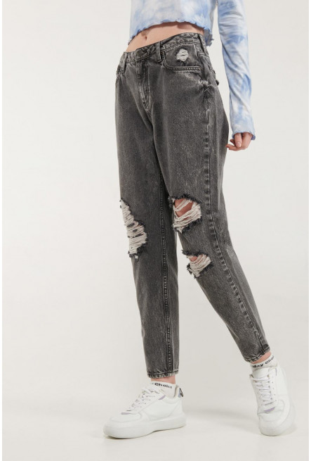 Jean boyfriend gris oscuro con rotos delanteros y bota recta