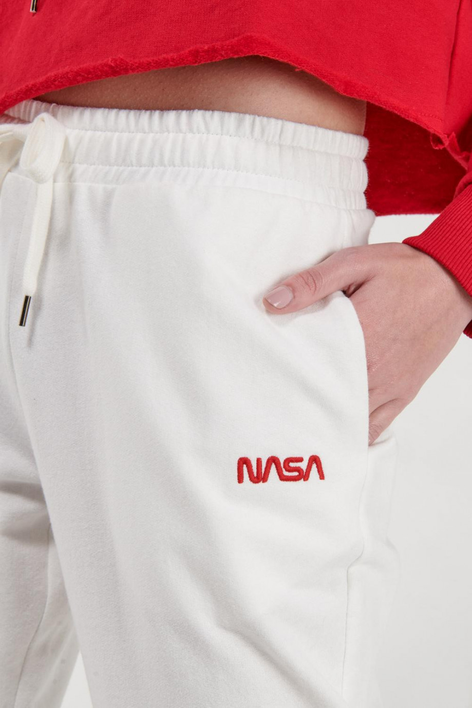 Jogger, bordado en frente de NASA.