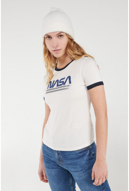 Camiseta manga corta, con cuello y puños en contraste, estampado de NASA.