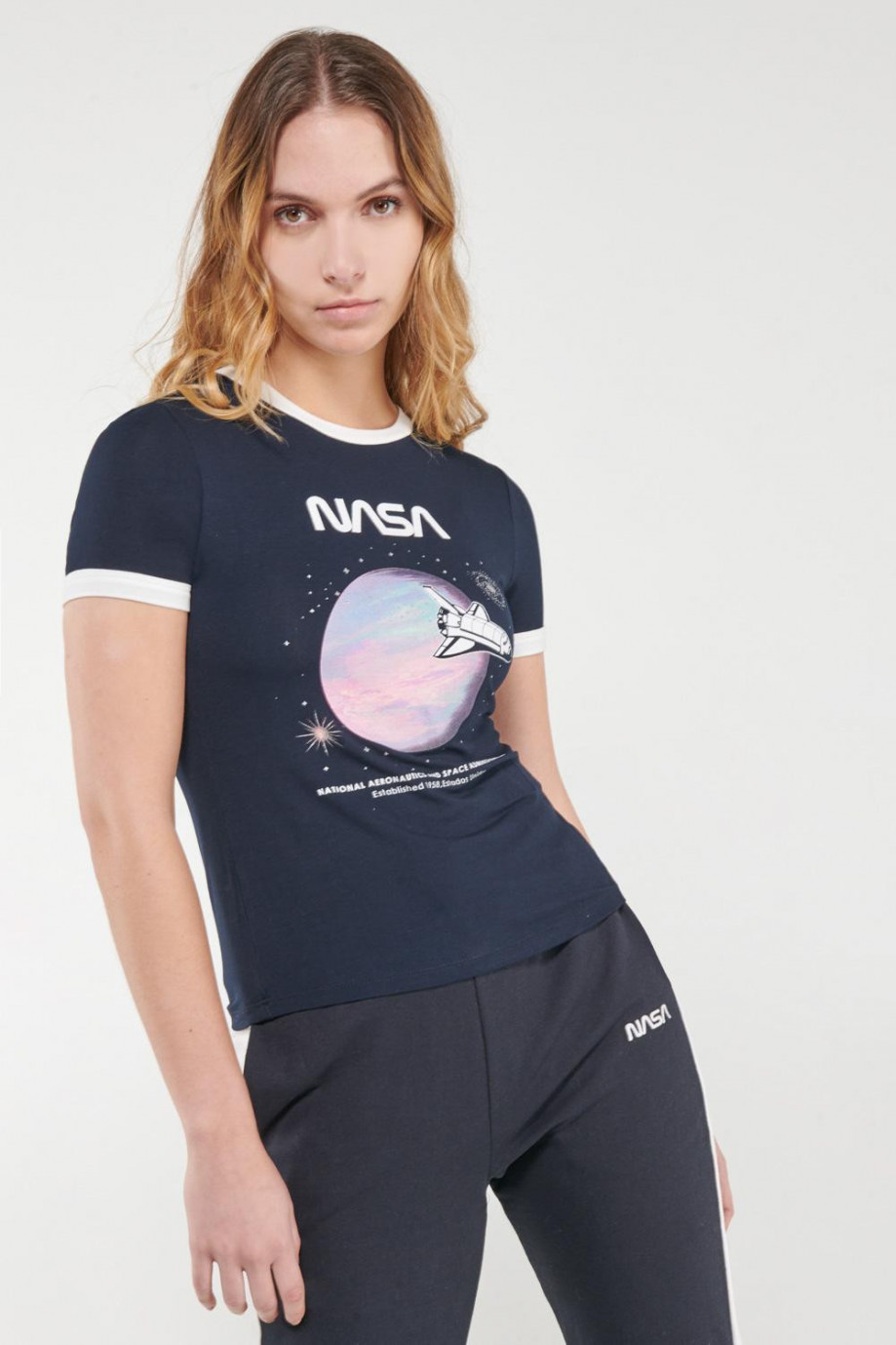 Camiseta manga corta, con cuello y puños en contraste, estampado de NASA.