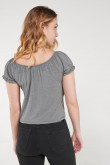 Camiseta manga corta gris con escote y anudado en frente