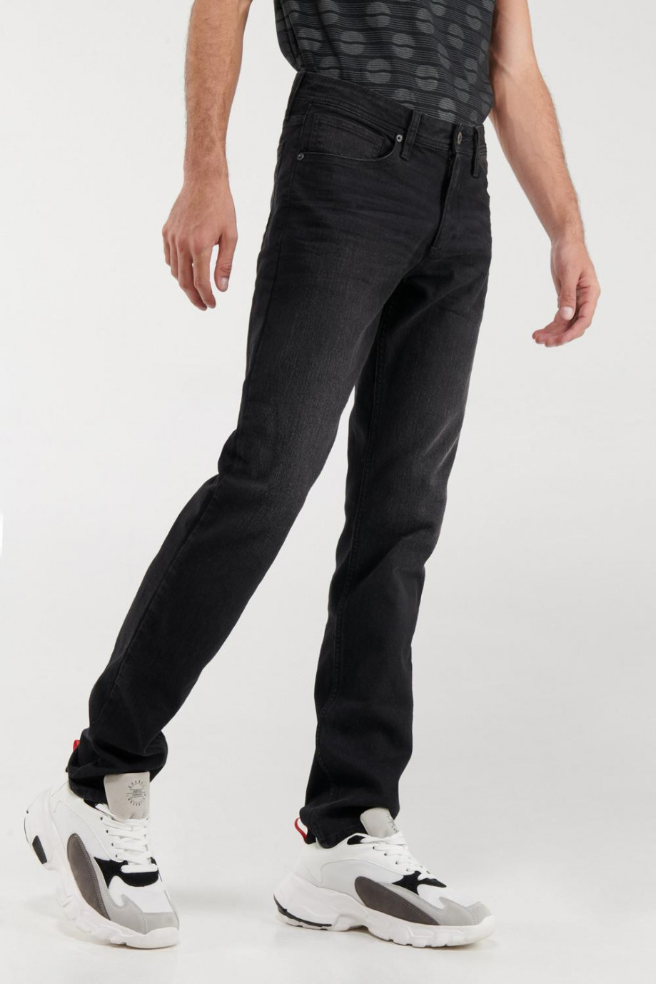 Jean slim tiro bajo negro con bolsillos clásicos y ajuste ceñido