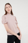 Camiseta unicolor, manga corta con cuello alto en tela con textura.