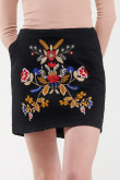 Falda en jean negra tiro alto con bordado de flores
