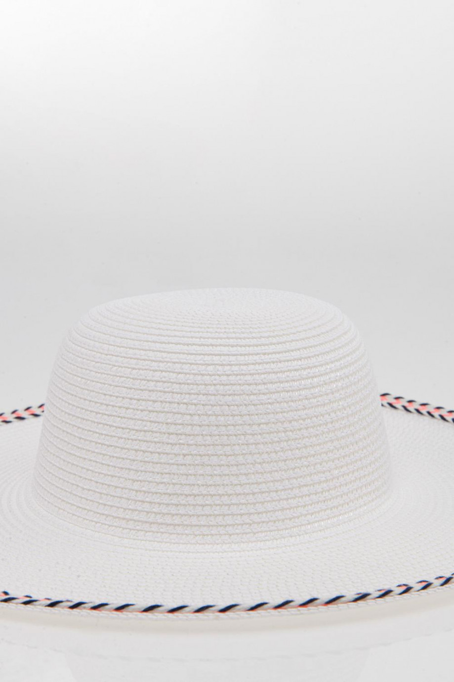 Sombrero con cinta decorativa