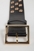 Cinturón negro con hebilla cuadrada y ojaletes dorados