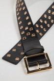 Cinturón negro con hebilla cuadrada y ojaletes dorados