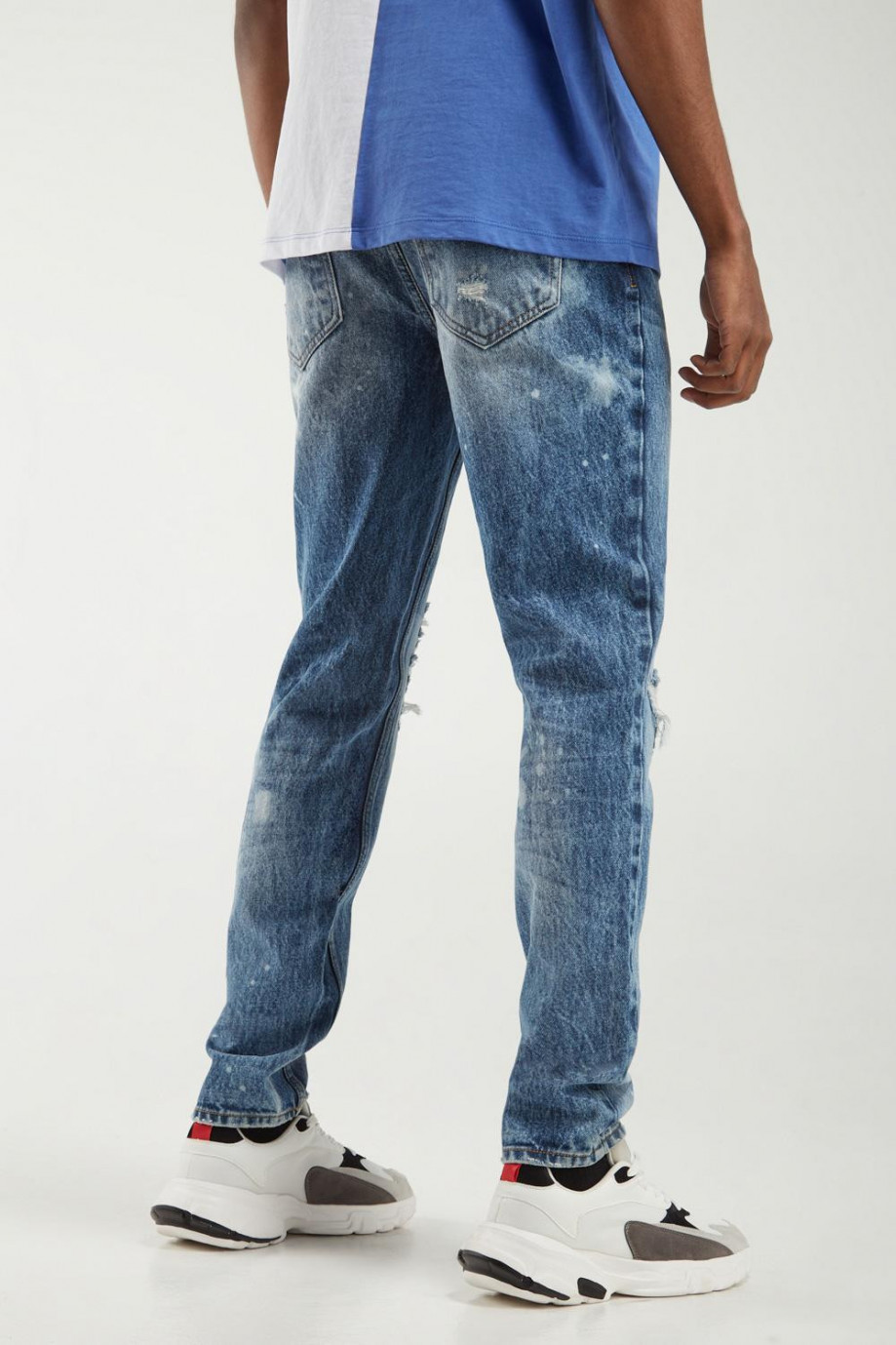 Jean skinny azul medio con rotos, parches y detalles en láser