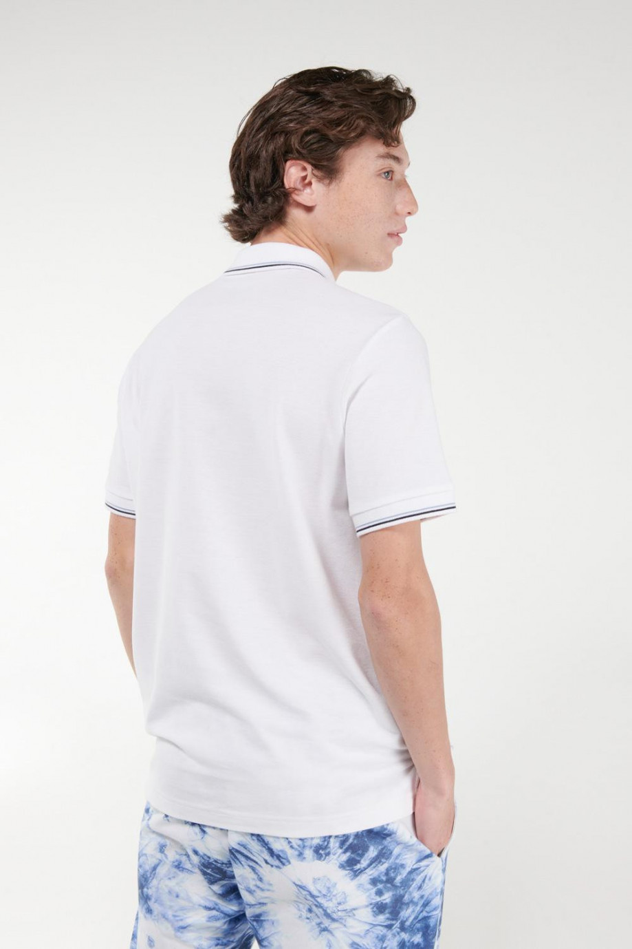 Camiseta polo unicolor con cuello y puños tejidos
