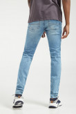 Jean skinny azul claro con costuras en contraste y bolsillos