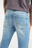 Jean skinny azul claro con costuras en contraste y bolsillos