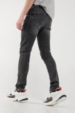 Jean súper skinny gris oscuro con rotos delanteros y desgastes de color