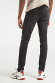 Jean skinny negro con tiro bajo y roto en pierna derecha