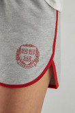 Short gris medio deportivo con contrastes y diseño de Harvard