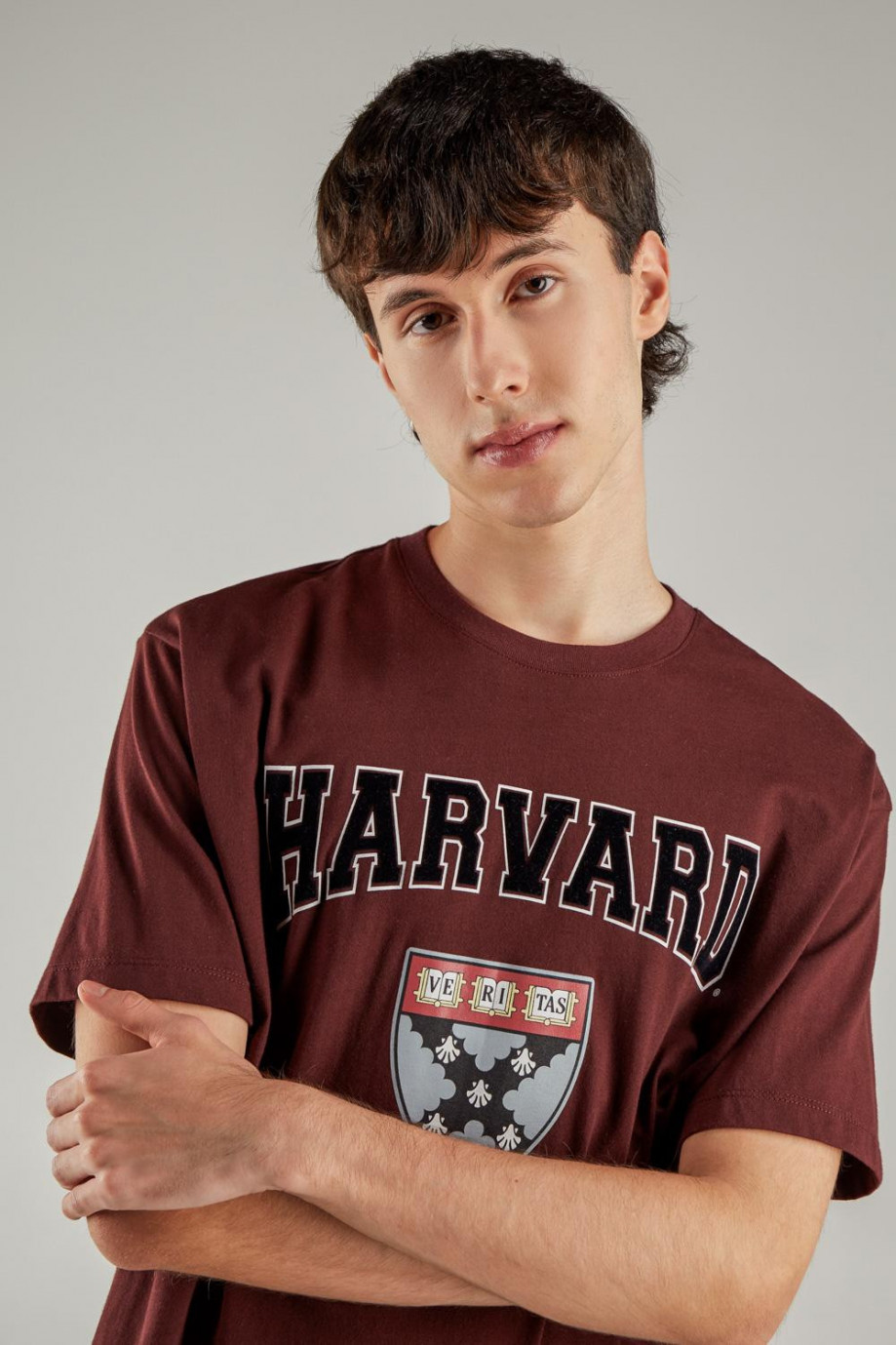 Camiseta roja violeta con estampado de Harvard y cuello redondo