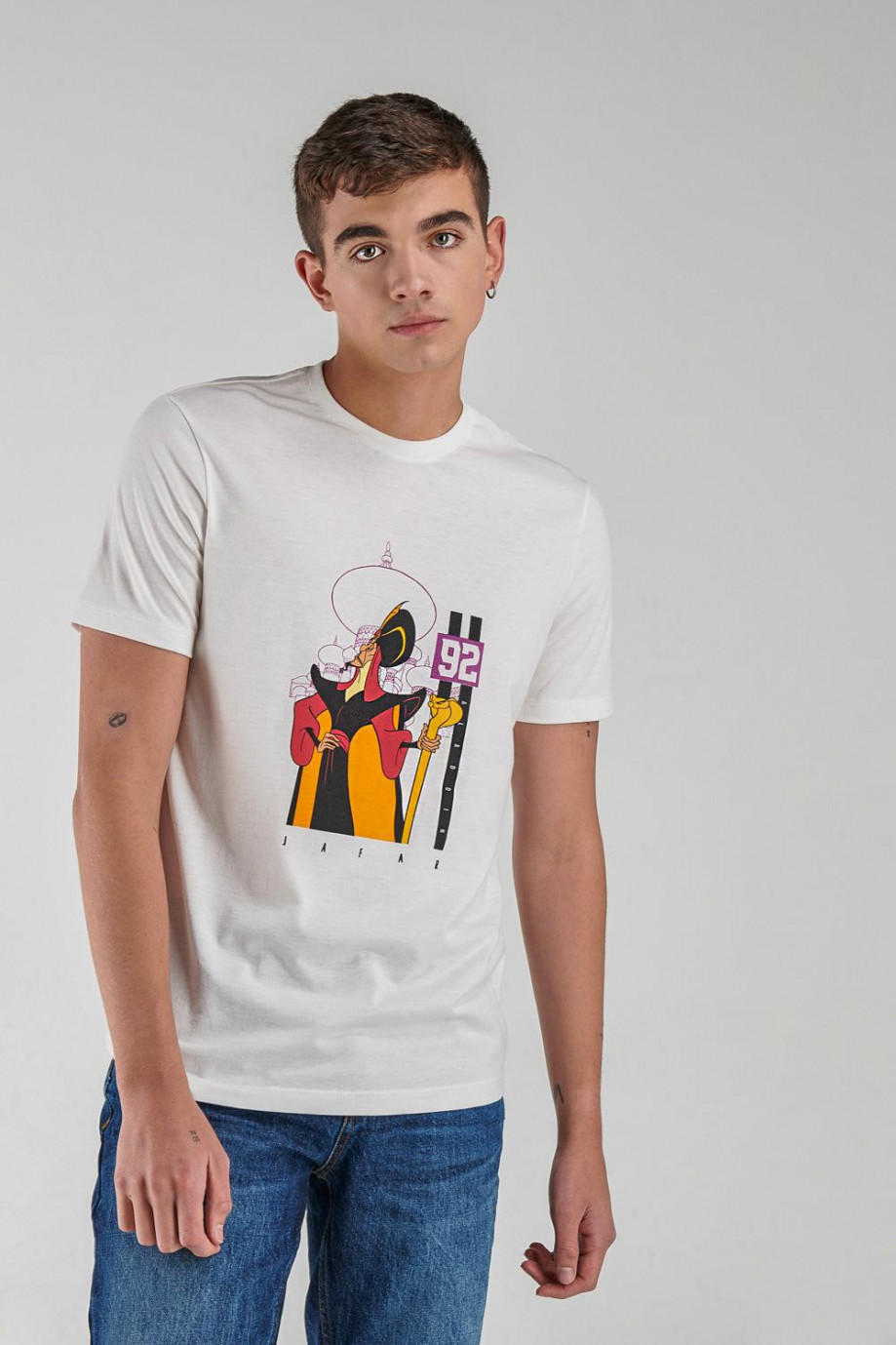 Camiseta crema claro con diseño de Aladdín y cuello redondo