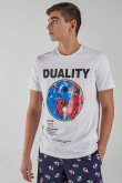 Camiseta unicolor cuello redondo con diseño estampado en frente