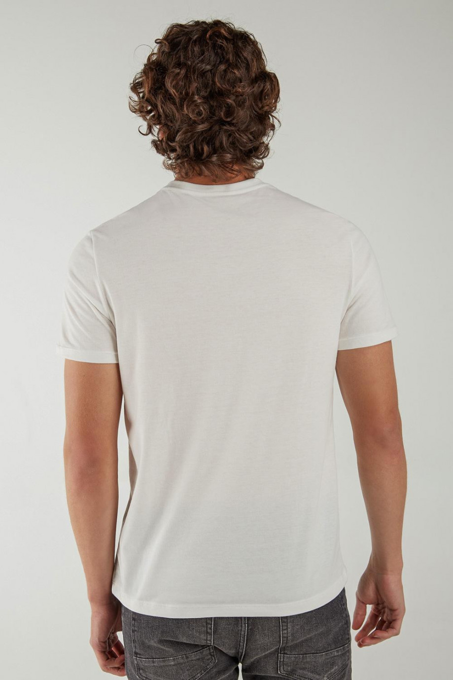 Camiseta manga corta unicolor con diseño delantero estampado