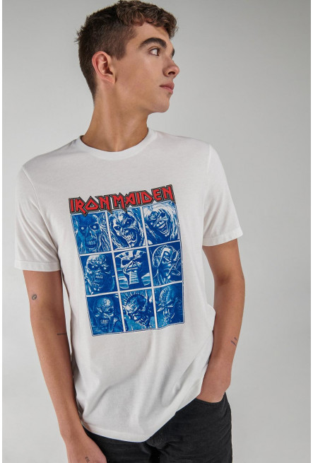 Camiseta crema clara manga corta con diseño de Iron Maiden en frente