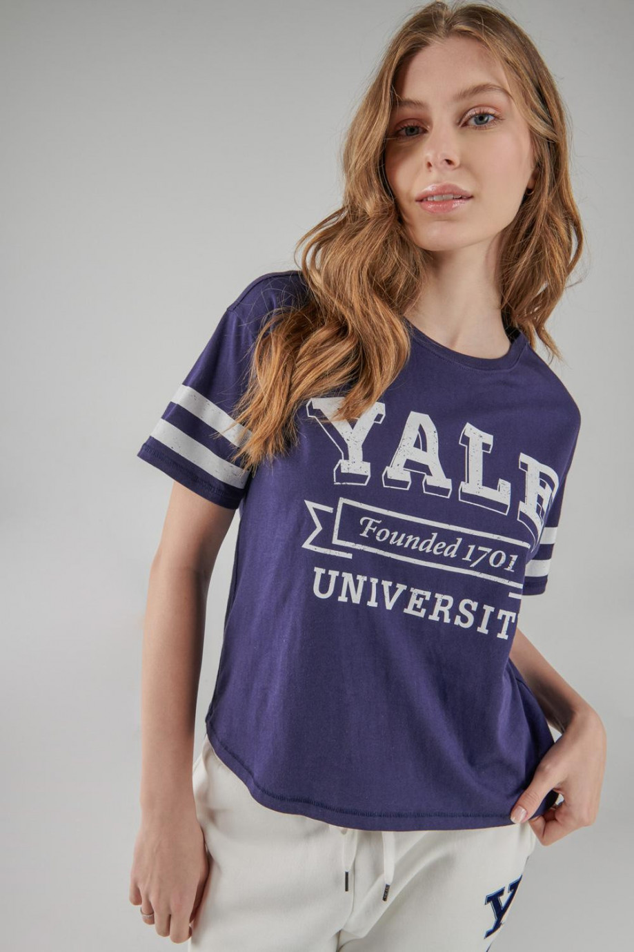 Camiseta manga corta azul oscura con estampados college de Yale
