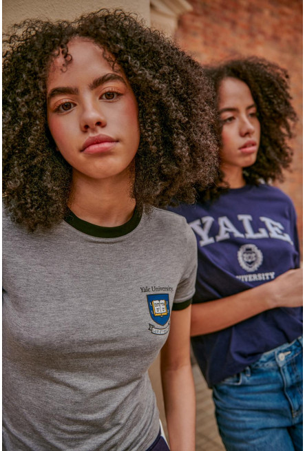 Camiseta manga corta gris medio con contrastes y estampado de Yale