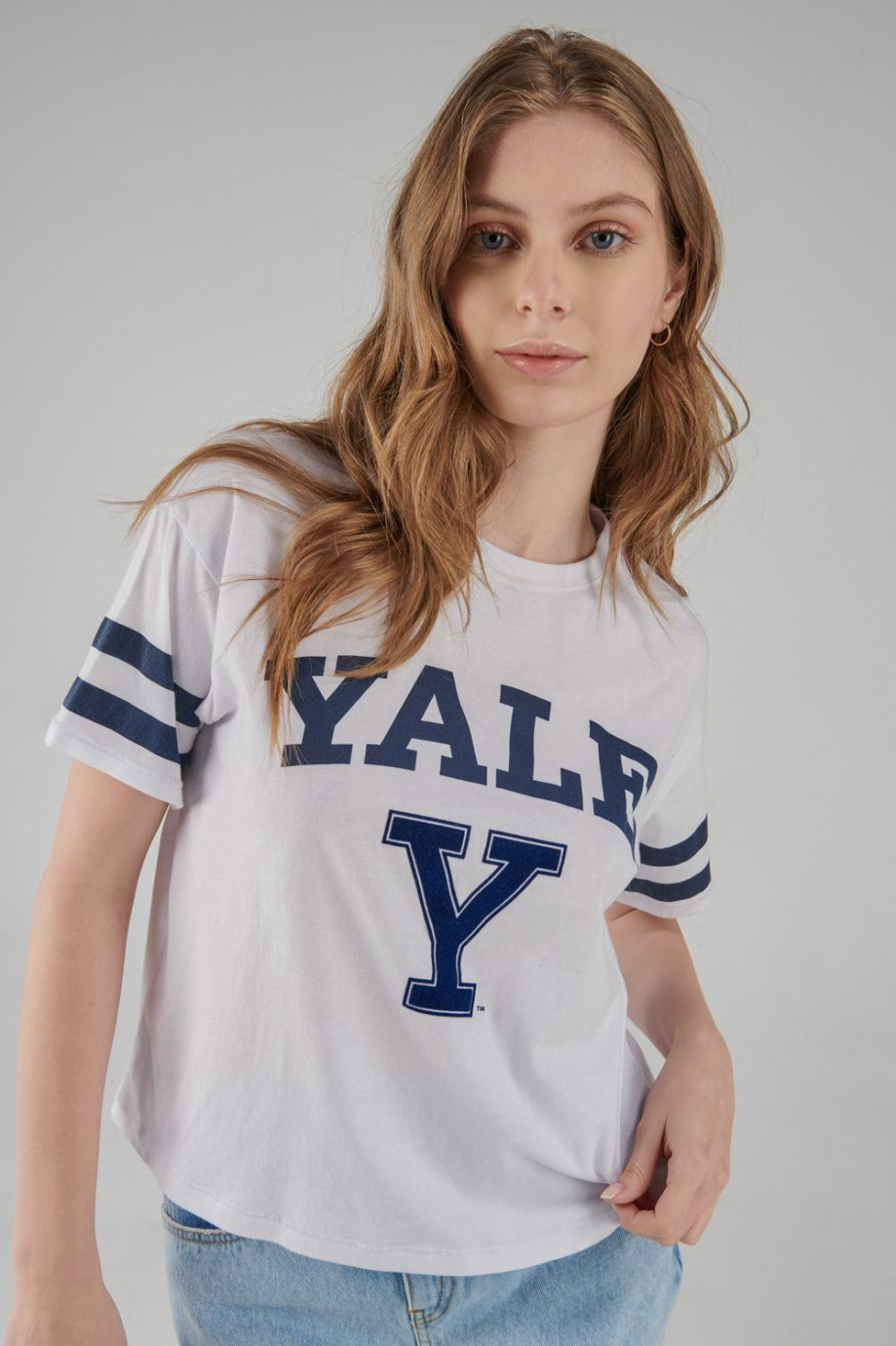 Camiseta blanca cuello redondo con estampado de Yale