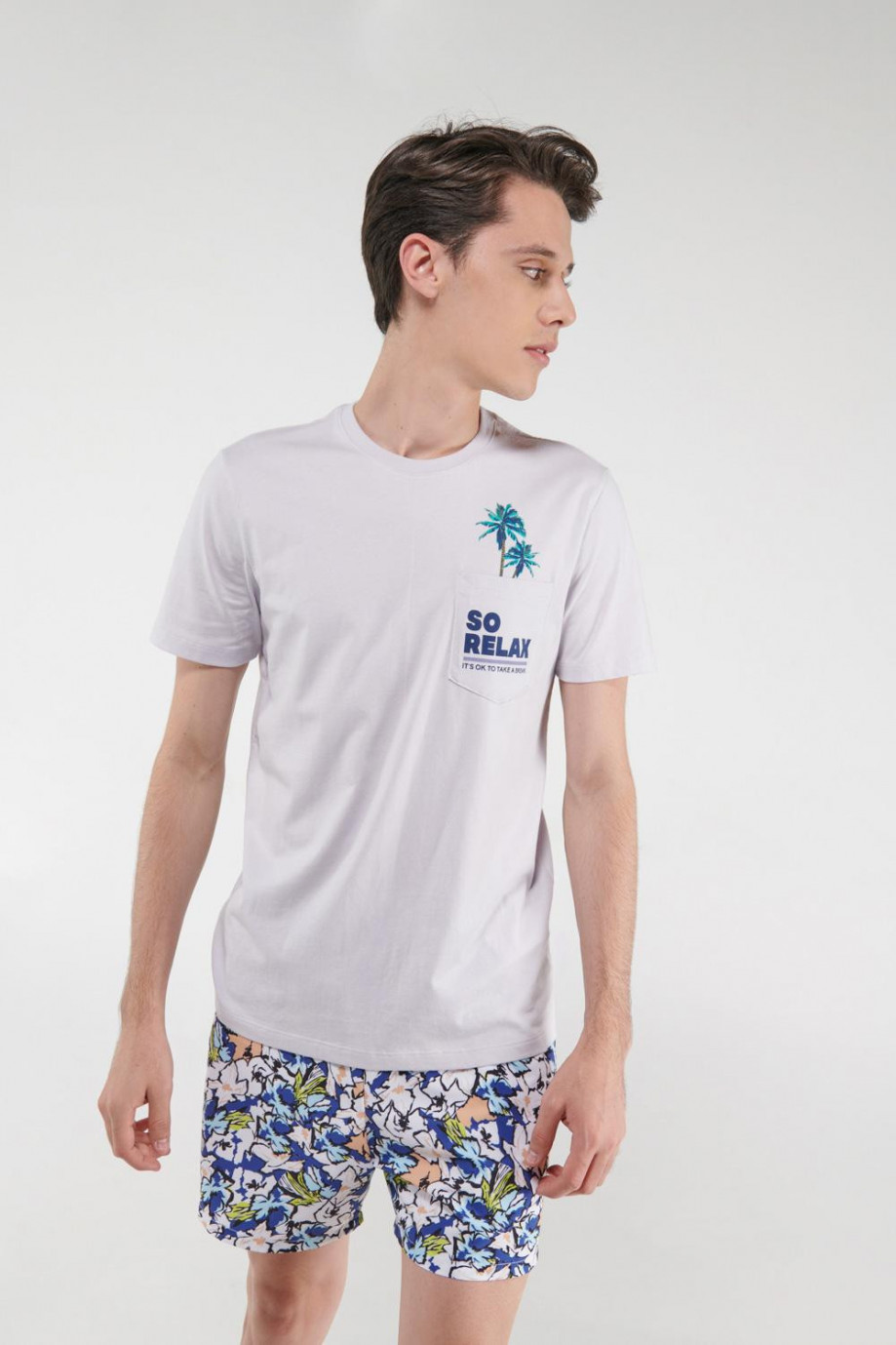 Camiseta manga corta lila clara con estampado y bolsillo delantero