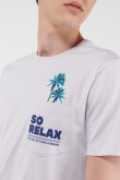 Camiseta manga corta lila clara con estampado y bolsillo delantero