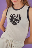 Camiseta unicolor sin mangas con estampado de letras y contrastes